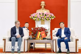 Chủ tịch UBND tỉnh Quảng Ninh Bùi Văn Khắng (bên phải) tiếp xã giao ông Bodo Ramelow, Phó Chủ tịch Quốc hội Cộng hòa Liên bang Đức. (Ảnh: Văn Đức/TTXVN)