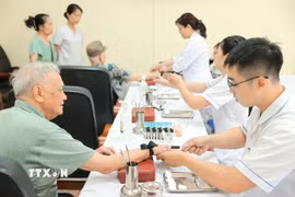 Từ ngày 1/7/2026, Hà Nội chính thức đồng loạt triển khai chương trình khám sức khỏe định kỳ và sàng lọc miễn phí cho người dân trên địa bàn. (Ảnh: Minh Quyết/TTXVN)