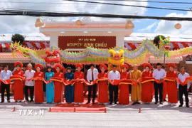 Các đại biểu cắt băng khánh thành Nhà lưu niệm Nguyễn Đình Chiểu. (Ảnh: Bùi Giang/TTXVN)