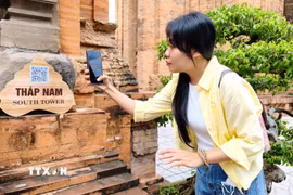Du khách quét QR tìm hiểu thông tin tại Di tích Quốc gia Đặc biệt Tháp Bà Pô Nagar (phường Bắc Nha Trang, Khánh Hòa). (Ảnh: Nguyễn Thành/TTXVN)