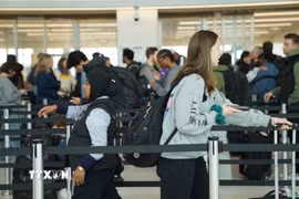Hành khách xếp hàng qua cửa an ninh tại sân bay LaGuardia ở New York, Mỹ ngày 13/3/2026. (Nguồn: THX/TTXVN)