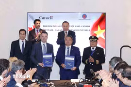 Tổng Bí thư, Chủ tịch nước Tô Lâm chứng kiến lễ trao các văn kiện hợp tác giữa doanh nghiệp hai nước. (Ảnh: Thống Nhất/TTXVN)