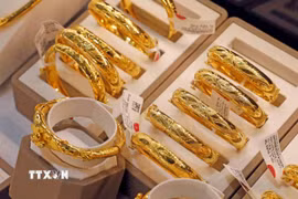 Vàng trang sức được bày bán tại một cửa hàng kinh doanh vàng. (Ảnh: Trần Việt/TTXVN)