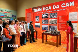 Đại biểu tham quan triển lãm. (Ảnh: Trần Lê Lâm/TTXVN)