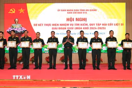 Tặng Bằng khen của Chủ tịch Ủy ban Nhân dân tỉnh An Giang cho tập thể, cá nhân có thành tích xuất sắc trong công tác tìm kiếm, quy tập hài cốt liệt sỹ. (Ảnh: Văn Sĩ/TTXVN)