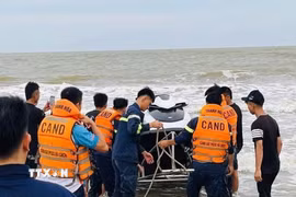 Đội cứu hộ và người dân địa phương tổ chức ứng cứu chiều 21/8. (Ảnh: TTXVN phát)