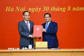Thủ tướng Phạm Minh Chính trao quyết định bổ nhiệm ông Lê Hoài Trung, Bí thư Trung ương Đảng, nguyên Chánh Văn phòng Trung ương Đảng giữ chức Quyền Bộ trưởng Bộ Ngoại giao. (Ảnh: Dương Giang/TTXVN)