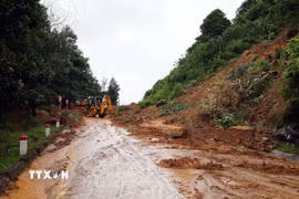 Một điểm sạt lở nghiêm trọng trên tuyến đường Hồ Chí Minh qua xã Khâm Đức, thành phố Đà Nẵng. (Ảnh: Đỗ Trưởng/TTXVN)