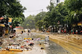 Tuyến đường ngổn ngang rác thải và bùn đất sau trận lụt ở phường Hà Giang 1 (Tuyên Quang) ngày 2/10. (Ảnh: Đức Thọ/TTXVN)