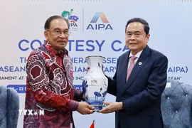 Chủ tịch Quốc hội Trần Thanh Mẫn tặng quà lưu niệm Thủ tướng Malaysia Anwar Ibrahim. (Ảnh: Doãn Tấn/TTXVN)