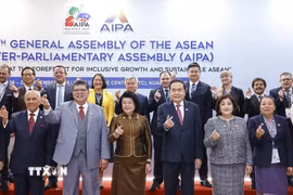 Chủ tịch Quốc hội Trần Thanh Mẫn cùng các Trưởng đoàn Nghị viện thành viên AIPA chụp ảnh chung với Ngài Johari Abdul, Chủ tịch Hạ viện Malaysia, Chủ tịch AIPA-46. (Ảnh: Doãn Tấn/TTXVN)