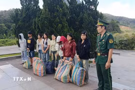Cơ quan chức năng đã xử phạt vi phạm hành chính đối với các công dân Lào về hành vi “qua lại biên giới quốc gia mà không làm thủ tục xuất nhập cảnh,” áp dụng hình thức trục xuất và trao trả về nước theo quy định pháp luật. (Ảnh: TTXVN phát)
