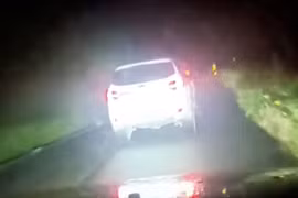 Hình ảnh lái xe ôtô không nhường đường cho xe cứu thương. (Ảnh cắt từ clip)