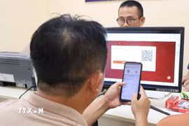 Người dân thực hiện thủ tục hành chính tại Nhà văn hóa số tổ dân phố Cự Lại, phường Thuận An, thành phố Huế. (Ảnh: Văn Dũng/TTXVN)