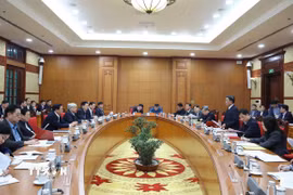 Ông Trần Cẩm Tú, Ủy viên Bộ Chính trị, Thường trực Ban Bí thư, Chủ nhiệm Ủy ban Kiểm tra Trung ương làm việc với các cơ quan, Ban Đảng, đơn vị sự nghiệp của Đảng, Mặt trận Tổ quốc Việt Nam và các tổ chức chính trị-xã hội ở Trung ương về tổng kết Nghị quyết 18. (Ảnh: Thống Nhất/TTXVN)