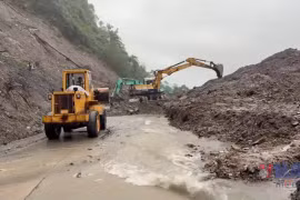Quảng Ngãi: Đèo Lò Xo tiếp tục sạt lở nhiều đoạn, nguy cơ chia cắt
