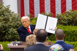 Tổng thống Mỹ Donald Trump ký sắc lệnh áp mức thuế đối ứng mới tại Nhà Trắng, ngày 2/4/2025. (Ảnh: THX/TTXVN)