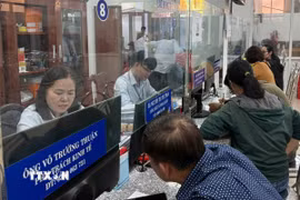 Người dân làm thủ tục hành chính. (Ảnh: Hữu Duyên/TTXVN)