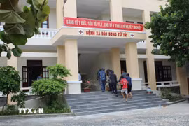 Một ngư dân gặp nạn trong quá trình lao động trên biển được đưa vào cấp cứu ở Bệnh xá Song Tử Tây, đặc khu Trường Sa, tỉnh Khánh Hòa. (Ảnh: TTXVN phát)