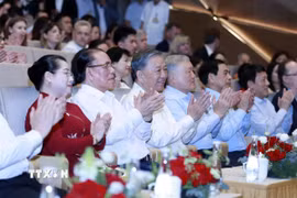 Tổng Bí thư Tô Lâm cùng các đại biểu tham dự chương trình nghệ thuật 'Bài ca Chiến thắng.' (Ảnh: Phạm Kiên/TTXVN)