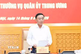 Đồng chí Trần Cẩm Tú, Ủy viên Bộ Chính trị, Thường trực Ban Bí thư, Trưởng Đoàn Kiểm tra, giám sát số 221 phát biểu chỉ đạo hội nghị. (Ảnh: Phương Hoa/TTXVN)