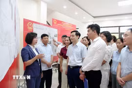 Ban Thường trực Ủy ban Mặt trận Tổ quốc Việt Nam thành phố Hà Nội giám sát việc trưng bày, công khai thông tin và tổ chức thực hiện lấy ý kiến cộng đồng dân cư về quy hoạch sông Hồng tại phường Phú Thượng. (Ảnh: Hùng Mạnh/TTXVN)