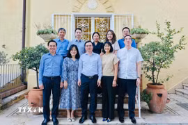 Đoàn công tác Tạp chí Cộng sản đến thăm và trao đổi tình hình với Đại sứ quán Việt Nam tại Italy. (Ảnh: Hải Đăng/TTXVN)
