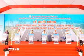 Các đại biểu thực hiện nghi thức khởi công dự án đường Nguyễn Văn Cừ nối dài (giai đoạn 2). (Ảnh: Thanh Liêm/TTXVN)