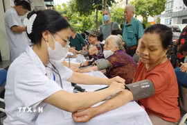 Khám sức khỏe cho người cao tuổi ở Hà Nội. (Ảnh: Nguyễn Cúc/TTXVN)