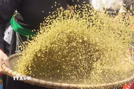 Sàng cốm. (Nguồn: TTXVN)