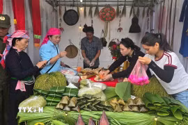 Một gian hàng trưng bày sản phẩm cốm Hợp Thành. (Ảnh: Hương Thu/TTXVN)