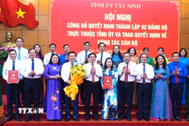 Ủy viên Trung ương Đảng, Bí thư Tỉnh ủy Tây Ninh Nguyễn Văn Quyết và Ủy viên Trung ương Đảng, Phó Bí thư thường trực Tỉnh ủy Tây Ninh Hồ Thị Hoàng Yến trao Quyết định và tặng hoa chúc mừng Đảng bộ Mặt trận Tổ quốc, các đoàn thể tỉnh. (Ảnh: Thanh Bình/TTXVN)