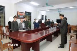 Cơ quan An ninh điều tra thi hành lệnh khám xét đối với Vũ Như Anh. (Ảnh: TTXVN phát)