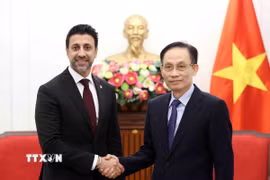 Bộ trưởng Bộ Ngoại giao Lê Hoài Trung tiếp Bộ trưởng Bộ Thương mại Quốc tế Canada Maninder Sidhu. (Ảnh: An Đăng/TTXVN)