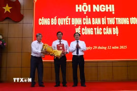 Ông Nguyễn Văn Quyết, Bí Thư Tỉnh ủy Tây Ninh và ông Nguyễn Văn Hội, Ủy viên Ủy ban Kiểm tra Trung ương trao quyết định và tặng hoa chúc mừng ông Bùi Văn Nở. (Ảnh: Thanh Bình/TTXVN)