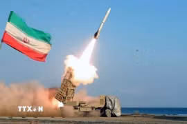 Căng thẳng giữa Mỹ và Iran tiếp tục gia tăng khi Lực lượng Vệ binh Cách mạng Hồi giáo Iran (IRGC) ngày 22/10/2026 cảnh báo sẽ tấn công các căn cứ quân sự của Mỹ tại Trung Đông nếu Washington tiếp tục hộ tống tàu thuyền qua eo biển Hormuz. (Ảnh: IRNA/TTXVN phát)