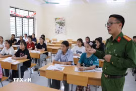 Những giờ học tiếng Anh của học sinh Trường Phổ thông Dân tộc bán trú Tiểu học và Trung học cơ sở Nậm Ban với Thiếu tá Vũ Văn Chính. (Ảnh: Nguyễn Oanh/TTXVN)