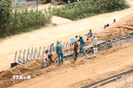 Các công nhân thi công dự án Trường Phổ thông nội trú liên cấp Tiểu học và Trung học cơ sở xã La Êê (thành phố Đà Nẵng). (Ảnh: Khoa Chương/TTXVN)