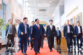 Thủ tướng Phạm Minh Chính tham quan cơ sở hạ tầng số của Đài truyền hình Việt Nam. (Ảnh: Dương Giang/TTXVN)
