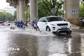 Khu vực trước cửa Đền Voi Phục ngập úng cục bộ sau trận mưa lớn. (Ảnh: Lê Đông/TTXVN)