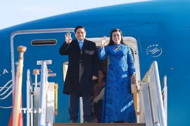Thủ tướng Phạm Minh Chính và Phu nhân bắt đầu chuyến tham dự Hội nghị Thượng đỉnh G20 tại Nam Phi. (Ảnh: Dương Giang/TTXVN)