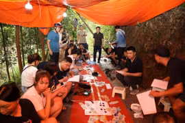 Hiện trường vụ bắt giữ các đối tượng đánh bạc trên đồi quế tại huyện Bảo Thắng, Lào Cai. (Ảnh: TTXVN phát)