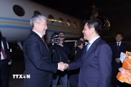 Bộ trưởng Bộ Công Thương Nguyễn Hồng Diên đón Thủ tướng Kyrgyzstan Adylbek Kasymaliev tại Sân bay quốc tế Nội Bài. (Ảnh: An Đăng/TTXVN)