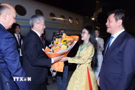 Thủ tướng Kyrgyzstan Adylbek Kasimalyev đến Hà Nội, bắt đầu thăm chính thức Việt Nam. (Ảnh: An Đăng/TTXVN)