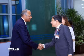 Phó Chủ nhiệm Thường trực Ủy ban Quốc phòng, An ninh và Đối Ngoại Quốc hội Vũ Hải Hà đón Chủ tịch Quốc hội nước Cộng hòa Côte d’Ivoire Patrick Achi tại Sân bay quốc tế Nội Bài. (Ảnh: Tuấn Anh/TTXVN)