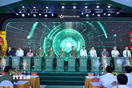 Các đại biểu thực hiện nghi Lễ khởi công xây dựng nhà ở cho lực lượng Công an nhân dân tại phường Thanh Liệt, thành phố Hà Nội. (Ảnh: Phạm Kiên/TTXVN)