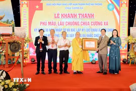 Trao bằng công nhận kỷ lục châu Á cho chùa Cương Xá là "ngôi chùa có hệ thống tường đá khắc chữ Vạn nhiều nhất châu Á." (Ảnh: Mạnh Tú/TTXVN)