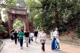 Đoàn doanh nghiệp lữ hành quốc tế tham quan Khu Du lịch Đền Hùng ở Phú Thọ. (Ảnh: Hoàng Hùng/TTXVN)