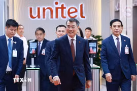 Thủ tướng Chính phủ Lê Minh Hưng và Đại tướng Phan Văn Giang, Phó Thủ tướng, Bộ trưởng Bộ Quốc phòng đến thăm Công ty Lao Star Telecom (Unitel). (Ảnh: Dương Giang/TTXVN)