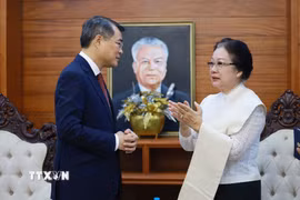 Thủ tướng Lê Minh Hưng thăm gia đình cố Chủ tịch Quốc hội Lào Xaysomphone Phomvihane. (Ảnh: Dương Giang/TTXVN)